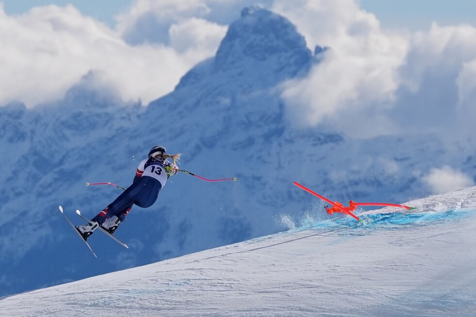 Lindsey Vonn crashes early in Olympic downhill, taken off the mountain in a helicopter