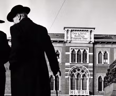 Two men walking with their back to the camera in Viva Verdi!