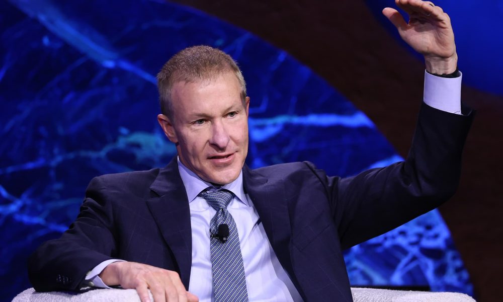 United Airlines CEO says fuel prices will hit first-quarter results