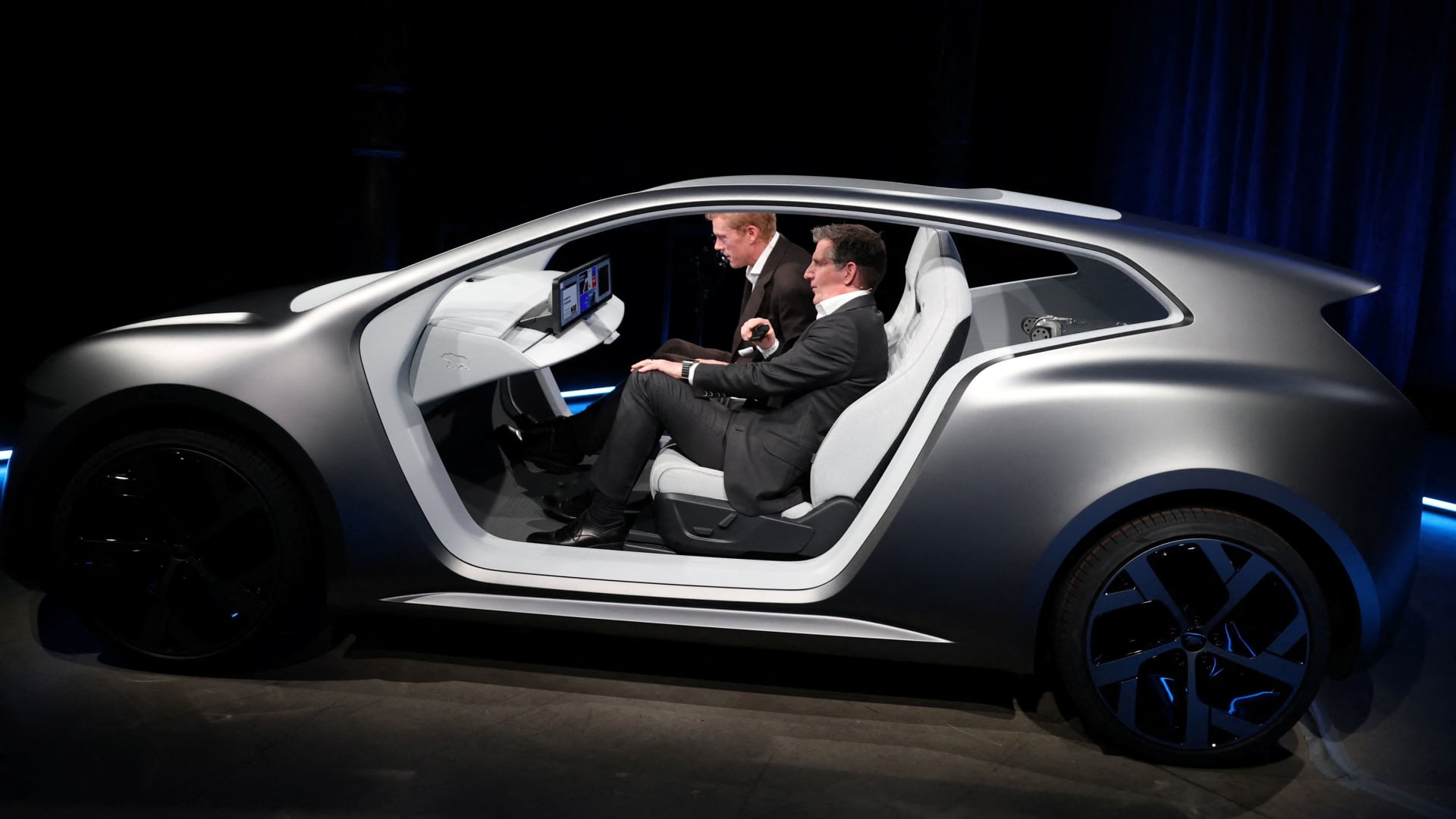 EV maker Lucid reveals plans for robotaxi, positive free cash flow