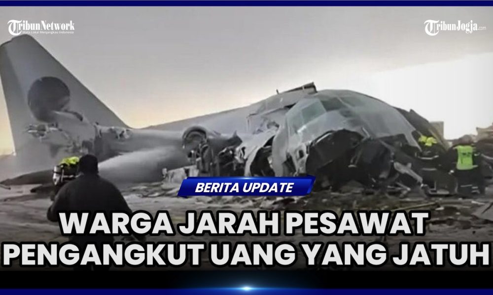 PESAWAT PENGANGKUT UANG JATUH, WARGA BEREBUT LAKUKAN PENJARAHAN