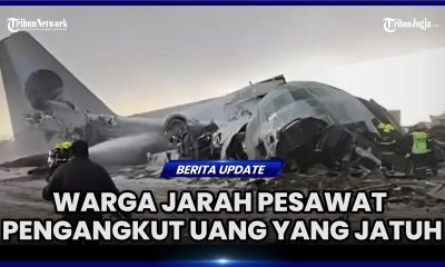 PESAWAT PENGANGKUT UANG JATUH, WARGA BEREBUT LAKUKAN PENJARAHAN