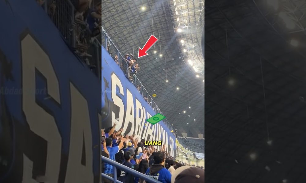 Hujan Uang di Stadion Persib! Bobotoh Bagi-Bagi Uang