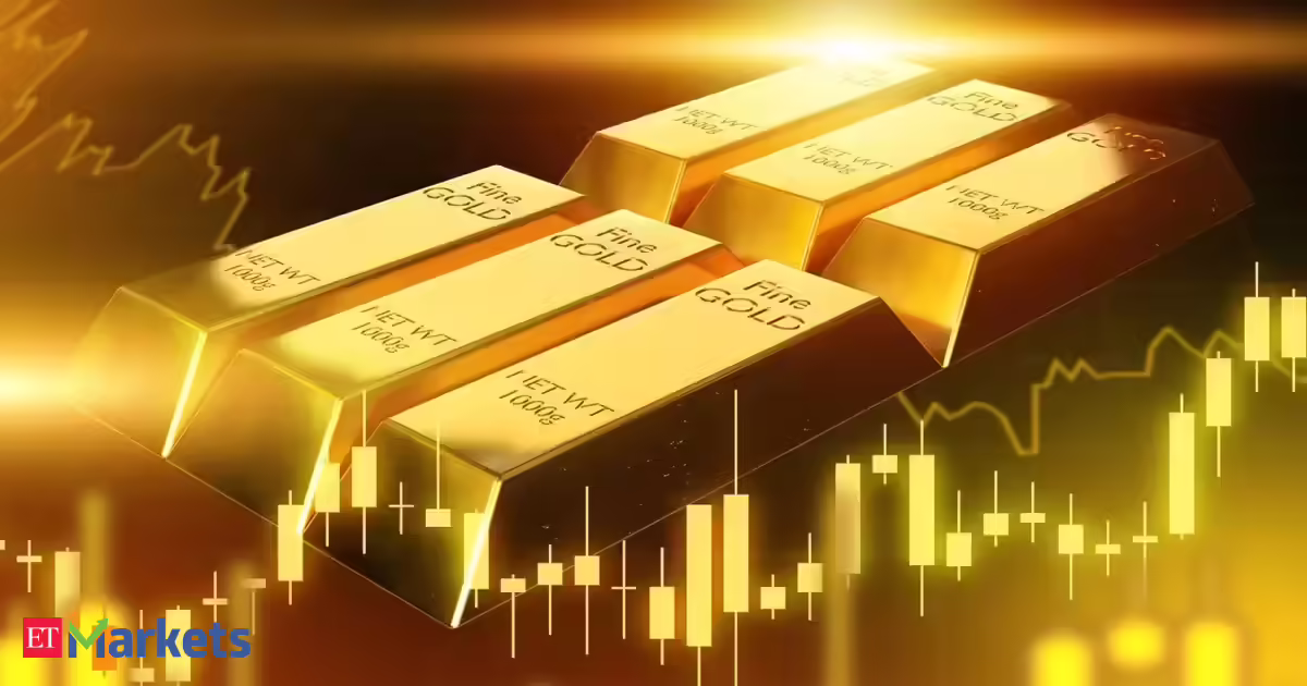 Gold rises off one-month low; firm dollar, hawkish Fed cap gains