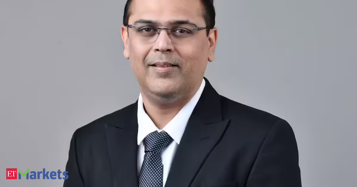 Geopolitical volatility makes strong case for bonds; stick to short-term funds: Devang Shah