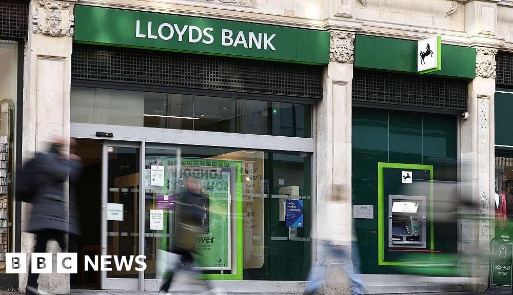 Lloyds bank reveals IT glitch affected almost half a million customers