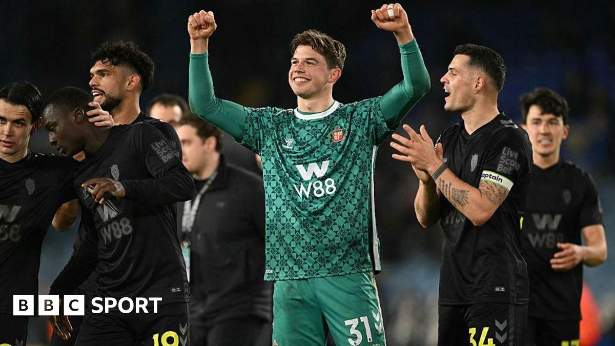 Sunderland players celebrate winning at Leeds
