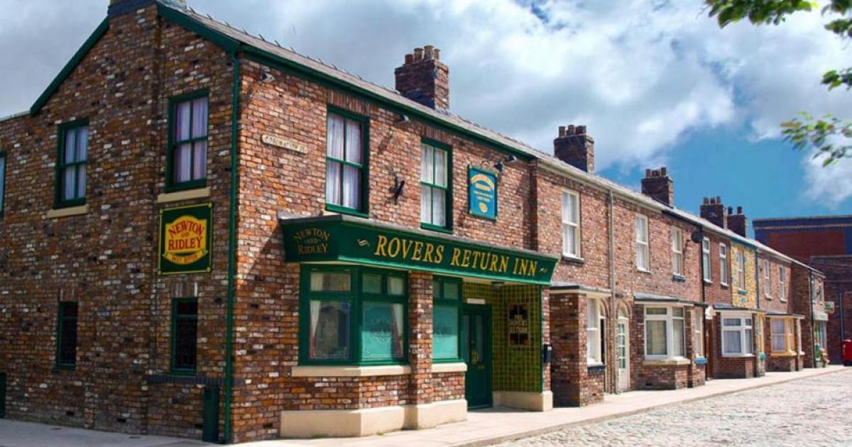 Coronation Street stars sign new contracts on cobbles