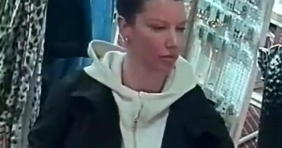 Thief strikes at shop in Kings Street, York - CCTV appeal