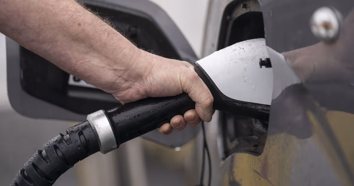 Stop non-essential car journeys to save fuel, drivers told