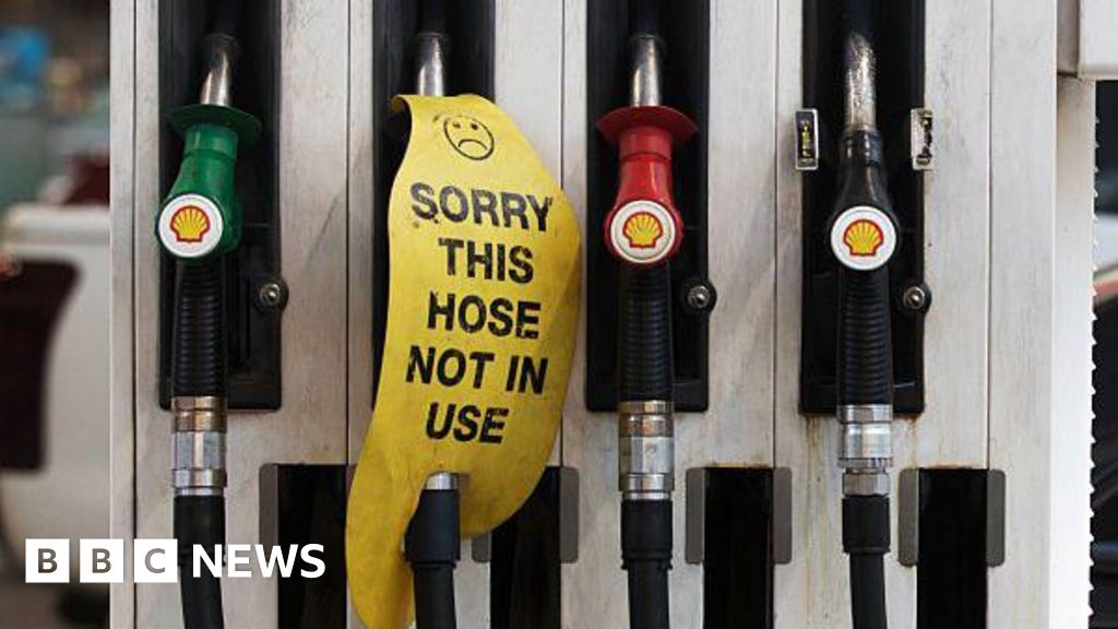 Panic buying prompts PM to reassure Australians over fuel supply