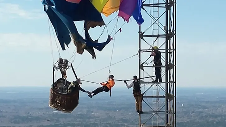 030326_firefighters_rescue_hot_air_balloon_kal