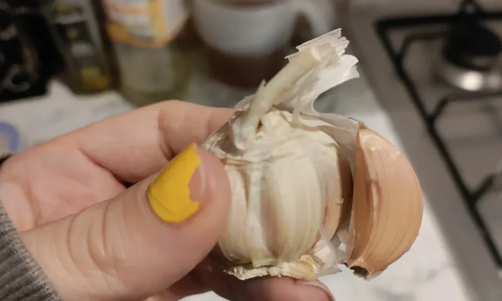 In Camicia: The Italian Secret To 'Sweet And Smoky' Garlic