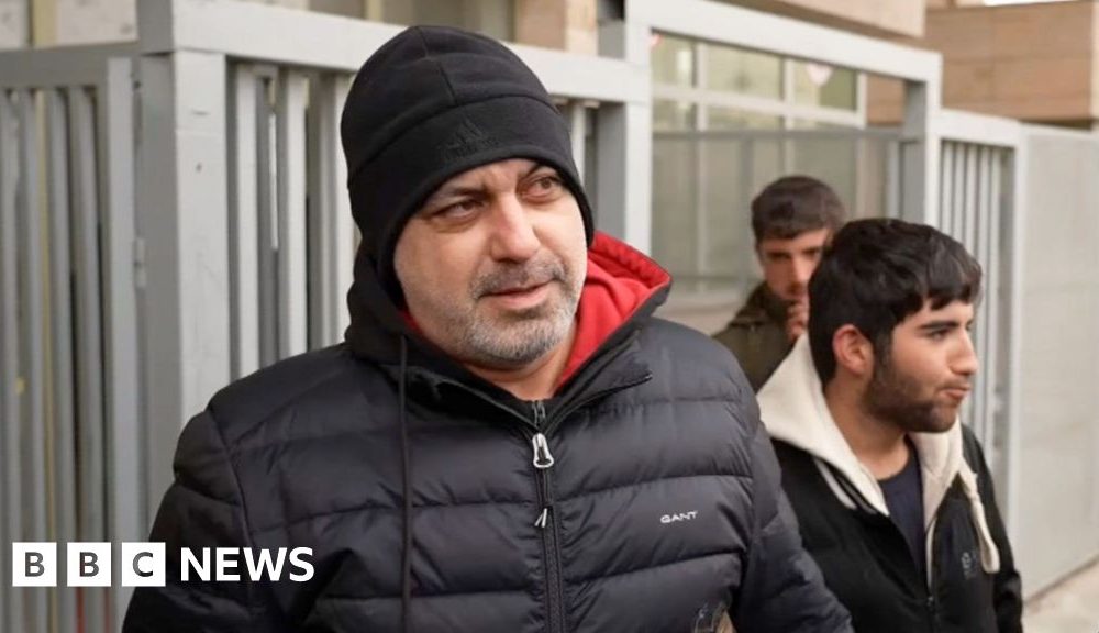 BBC speaks to Iranians at border with Turkey