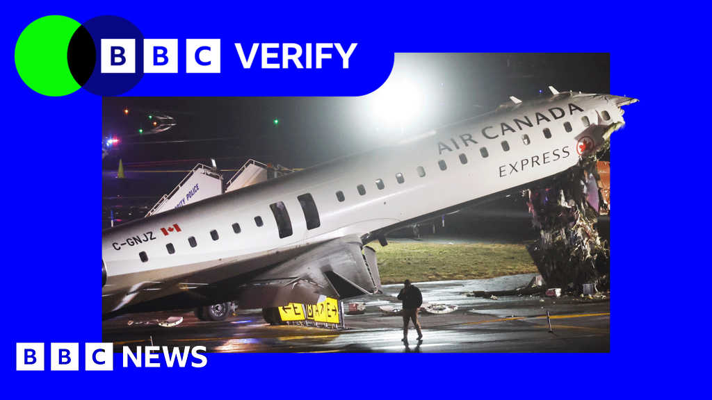 What happened in the seconds before Air Canada plane crashed at LaGuardia