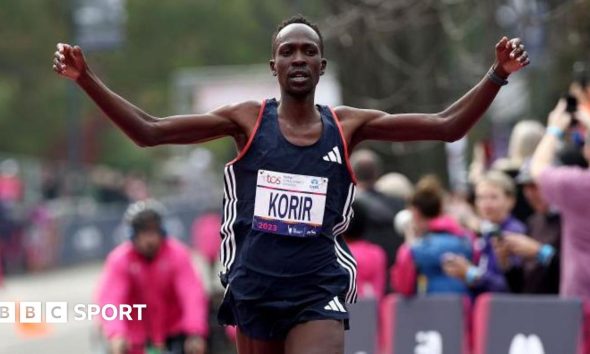 Albert Korir celebrating