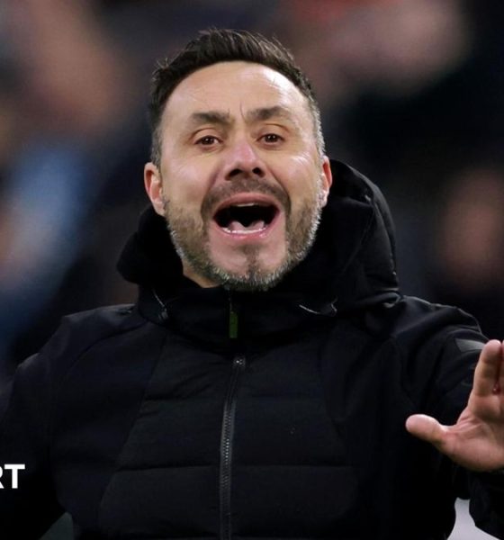 Roberto de Zerbi gestures from the touchline while Marseille boss