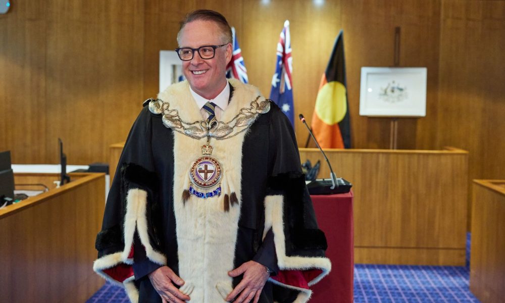 Lord Mayor's bad back ends US trip