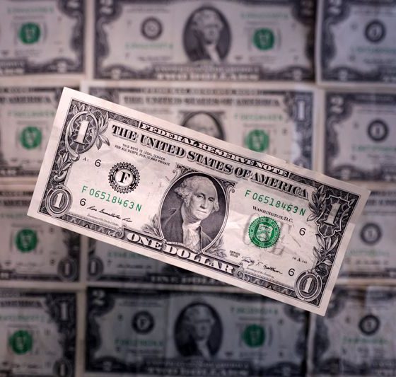 US dollar hovers near 2026 highs as oil’s rise spurs hawkish central bank bets