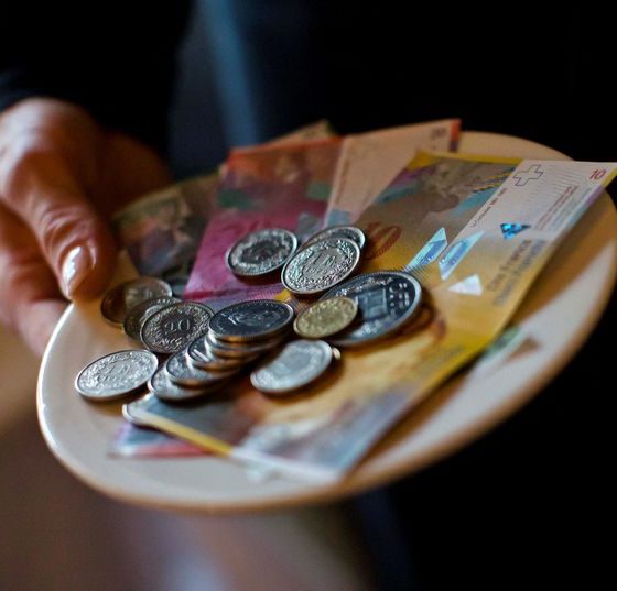 Swiss cling on to cash as survey shows payment app use stalling