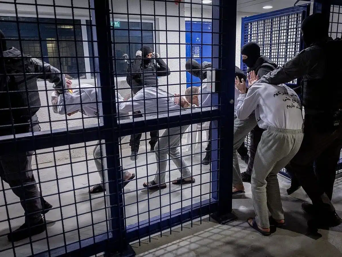 Palestinian prisoners banned from their families