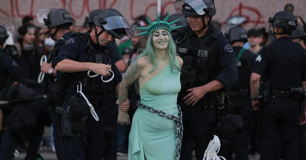 'No Kings' anti-Trump protesters clash with MAGA supporters | News UK