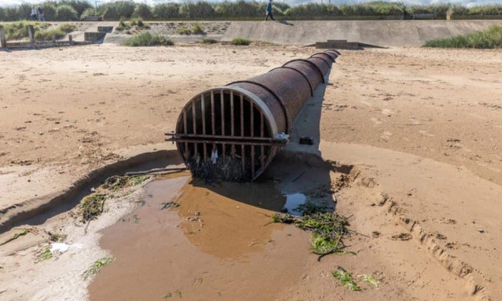 Sewage dumping 'falls' after dry weather saves water companies