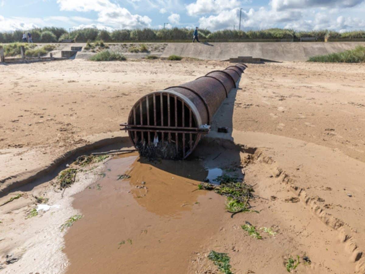 Sewage dumping 'falls' after dry weather saves water companies