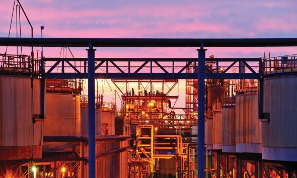 Alcoa scales back amid gas squeeze