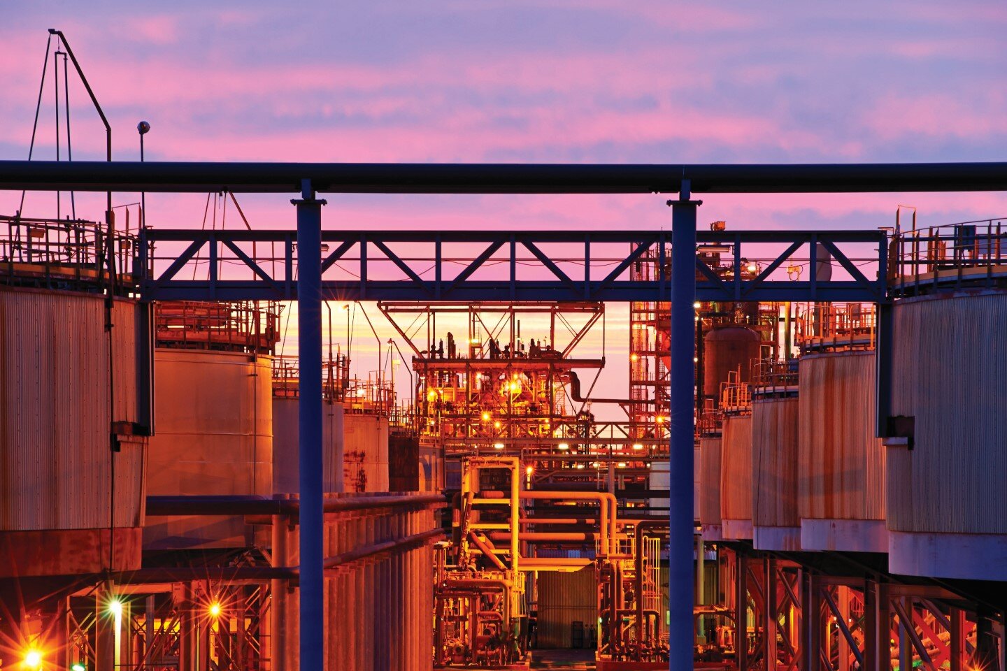 Alcoa scales back amid gas squeeze