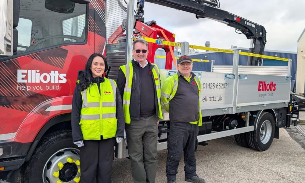 Elliotts strengthens its deliveries with new specialist crane lorry