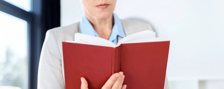 woman manager reading a great book on leadership for women