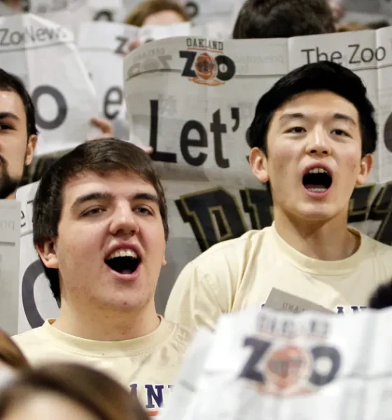 College Basketball Fan Turns Free Throws Into '90s Karaoke Night