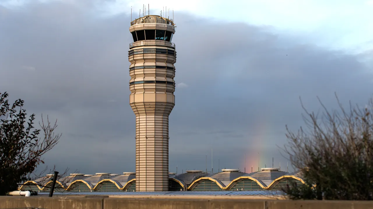 FAA halts flights at DC-area airports over 'strong smell' at Potomac TRACON