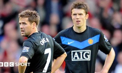 Michael Owen and Michael Carrick playing for Manchester United