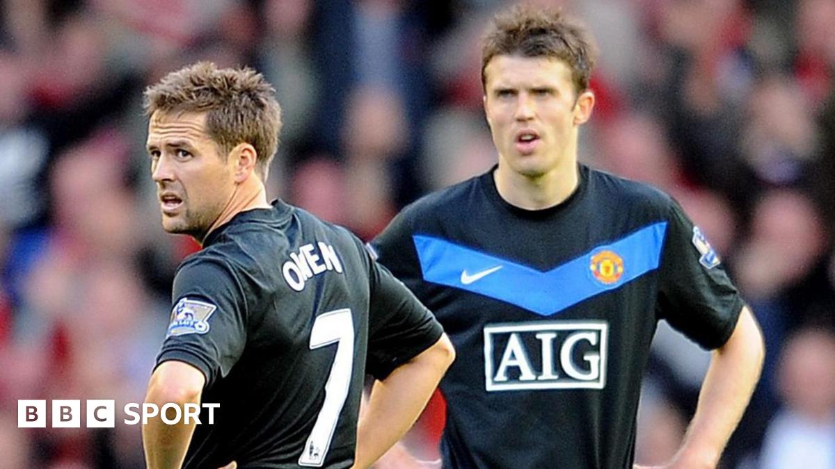 Michael Owen and Michael Carrick playing for Manchester United
