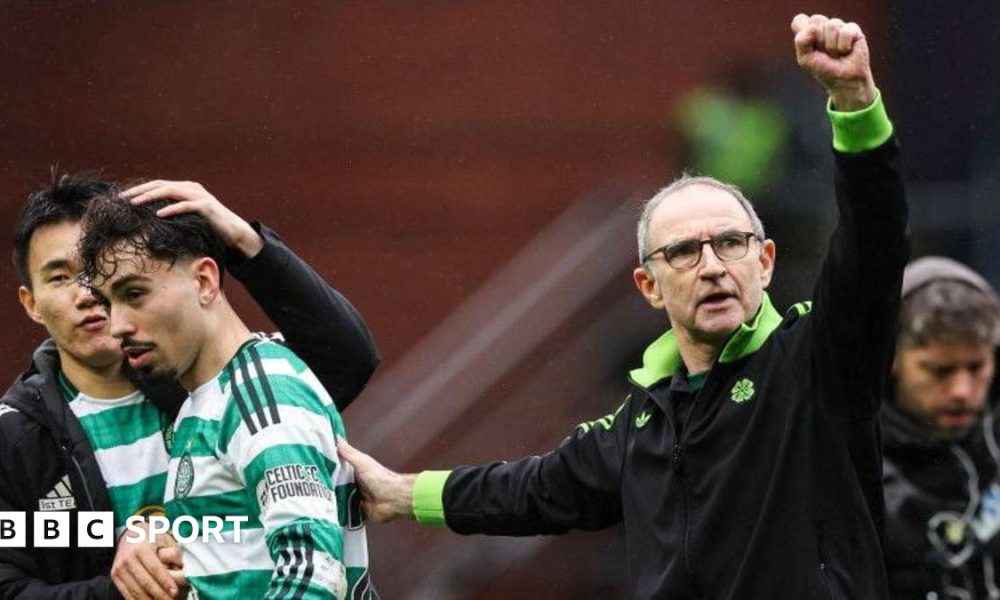 Martin O'Neill waves to Celtic fans