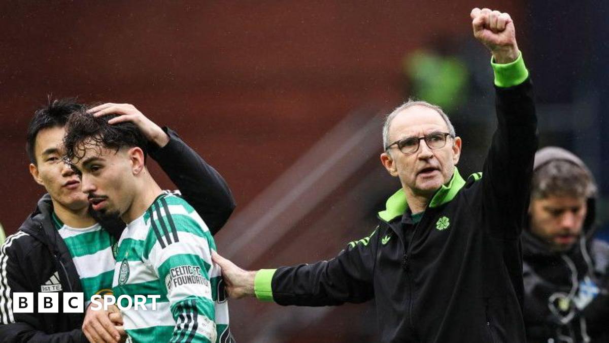 Martin O'Neill waves to Celtic fans