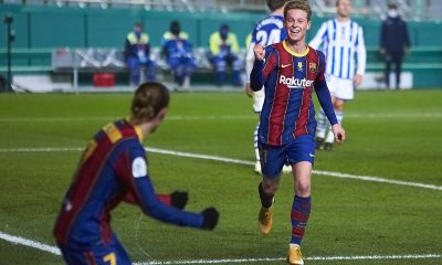 Frenkie de Jong of FC Barcelona celebrates scoring his team's opening goal with team mates during the Supercopa de Espana Semi Final match between Real Sociedad and FC Barcelona at Estadio Nuevo Arcangel on January 13, 2021 in Cordoba, Spain.