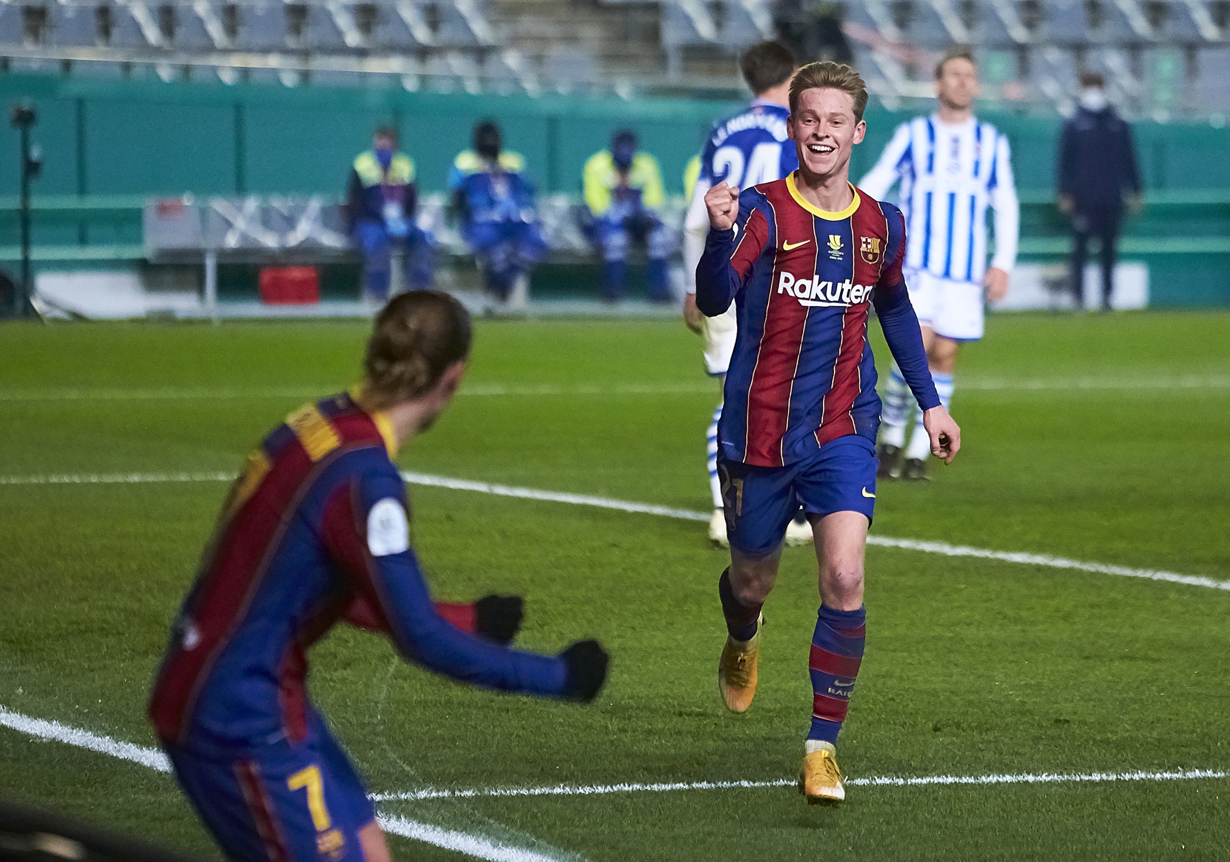 Frenkie de Jong of FC Barcelona celebrates scoring his team's opening goal with team mates during the Supercopa de Espana Semi Final match between Real Sociedad and FC Barcelona at Estadio Nuevo Arcangel on January 13, 2021 in Cordoba, Spain.