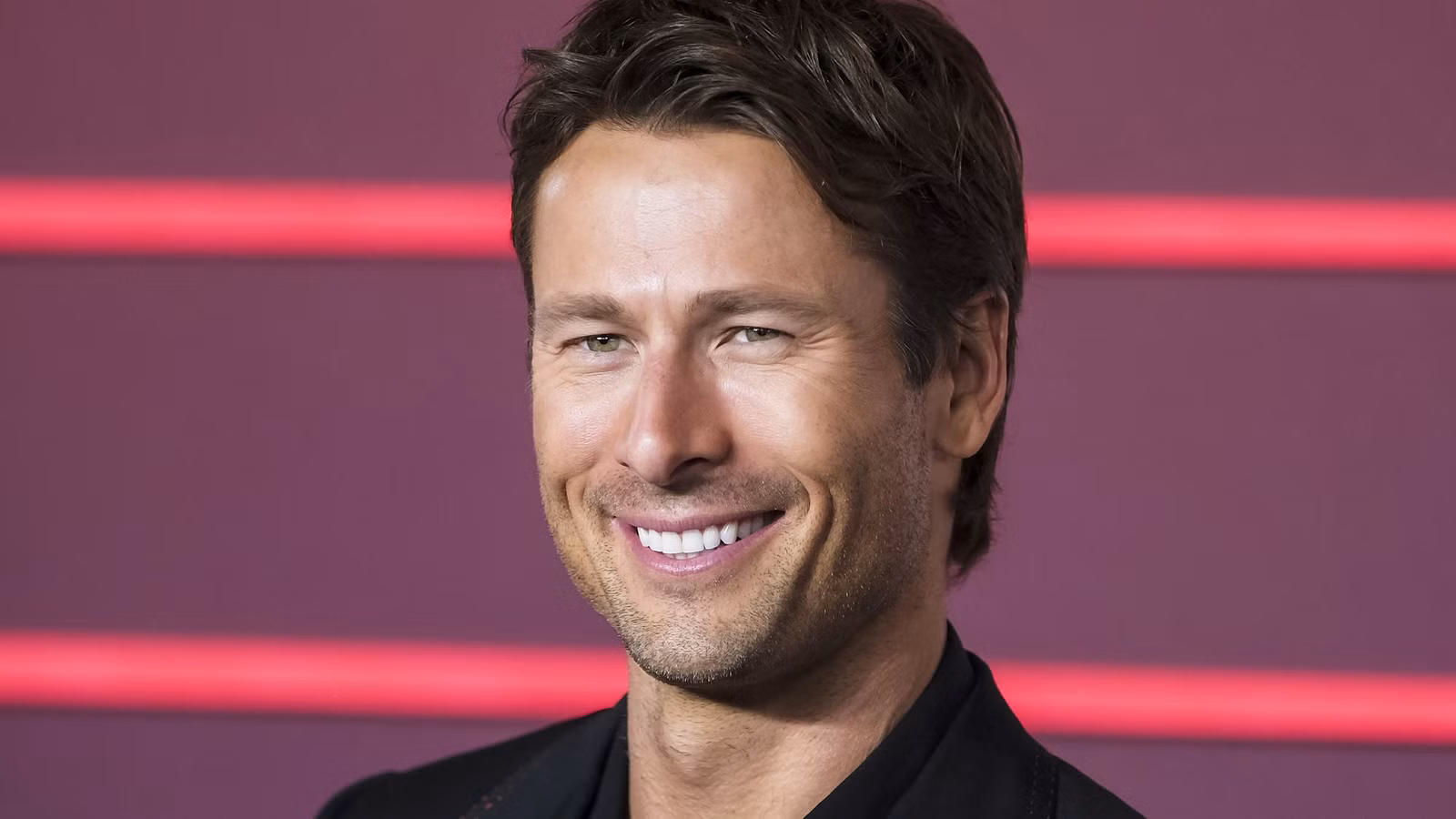 Glen Powell at a red carpet event.