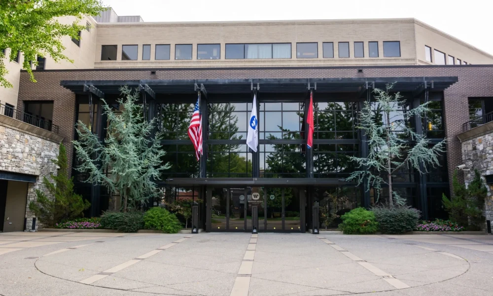 Warner Music Group Stock: Even At 52-Week Lows, I Still Have Concerns (NASDAQ:WMG)