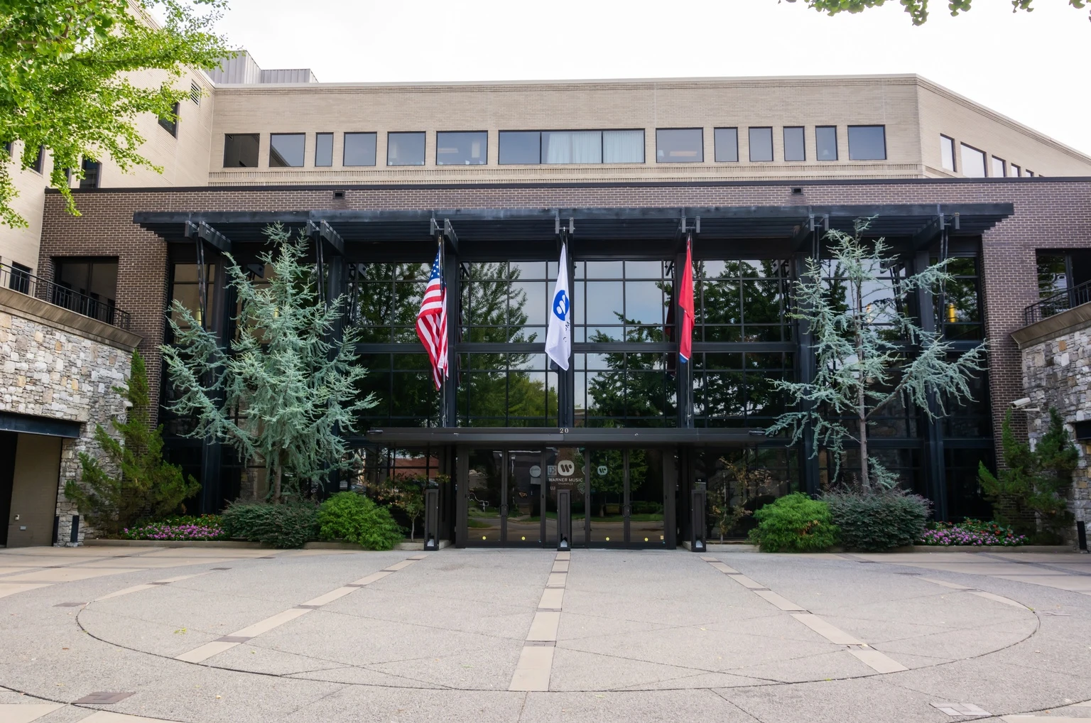 Warner Music Group Stock: Even At 52-Week Lows, I Still Have Concerns (NASDAQ:WMG)