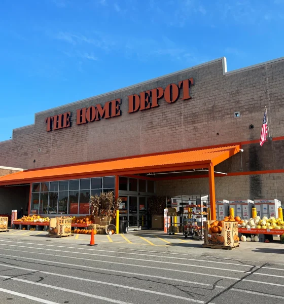 Stay Away From Home Depot Stock Amid Macroeconomic Headwinds (NYSE:HD)