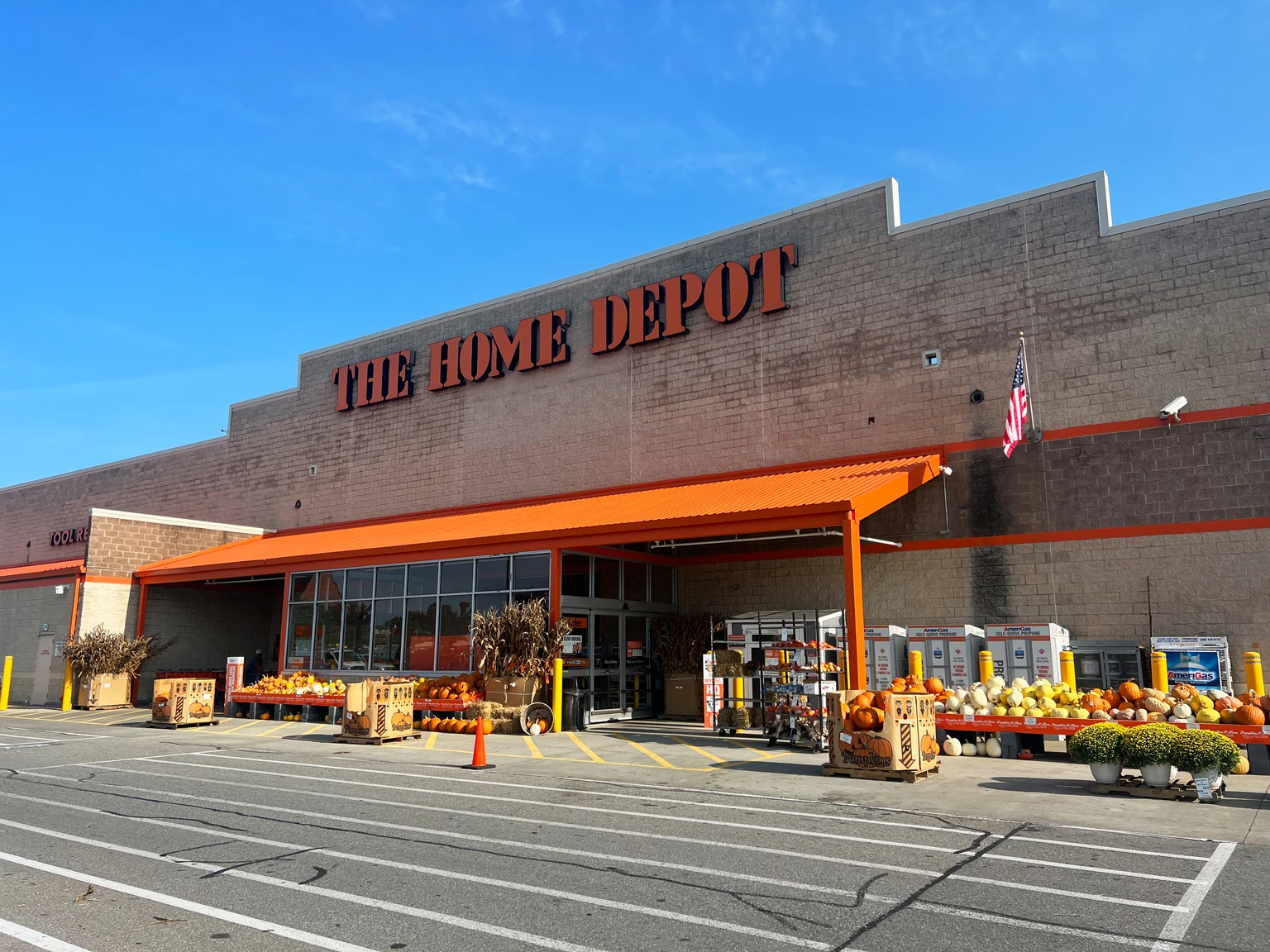 Stay Away From Home Depot Stock Amid Macroeconomic Headwinds (NYSE:HD)