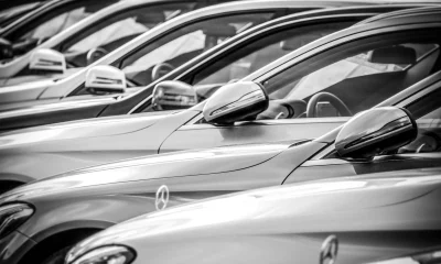 Een rij van moderne voertuigen van Mercedes-Benz op een openbare dealer voor een autodealer in Hamburg