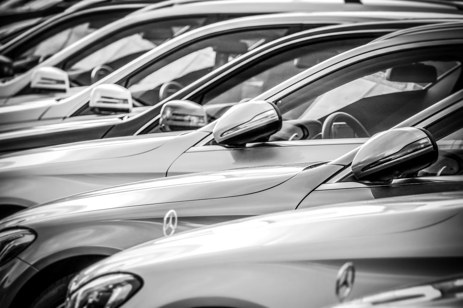 Een rij van moderne voertuigen van Mercedes-Benz op een openbare dealer voor een autodealer in Hamburg