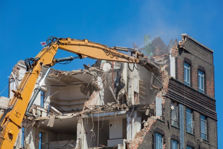Planning a high-reach demolition project requires meticulous attention to detail, specialized equipment, and strict adherence to safety protocols.