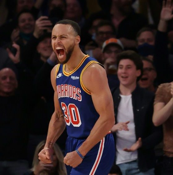 Stephen Curry celebrates after breaking Ray Allenâs all-time three-pointer record at Madison Square Garden on Tuesday