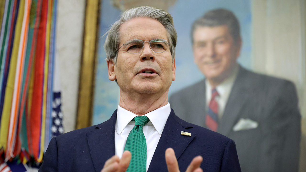 Trump administration weighs asking China to cut Iran, Russia oil purchases